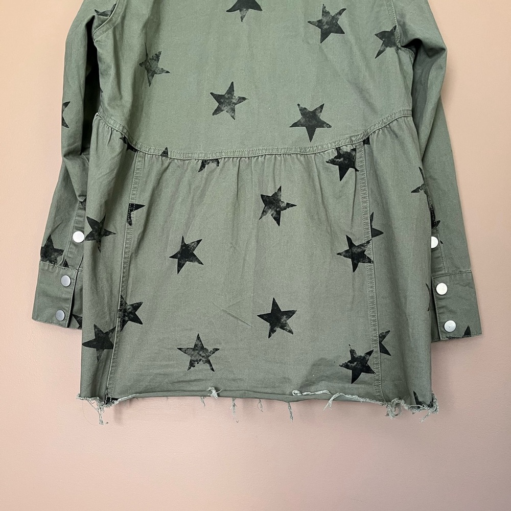 {Davi & Dani} Star Print Frayed Army Babydoll Jacket in Olive - Womens Small - Picture 6 of 10